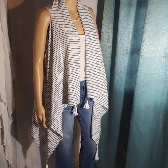 Other - HP 💫 Totally Beautiful Black & White Stripe Vest